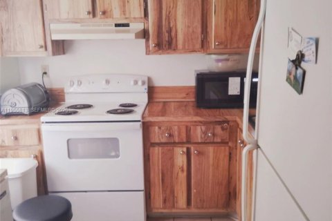 Condo in Lauderdale Lakes, Florida, 1 bedroom № 2090878 - photo 2