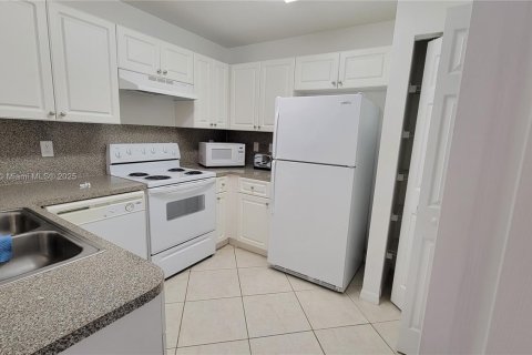 Condo in Dania Beach, Florida, 2 bedrooms  № 1921671 - photo 6