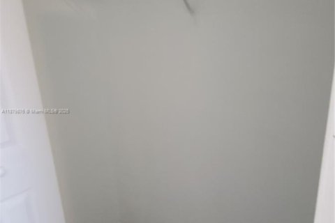 Condo in Dania Beach, Florida, 2 bedrooms  № 1921671 - photo 17