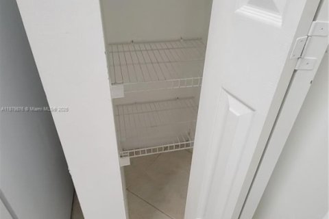 Condo in Dania Beach, Florida, 2 bedrooms  № 1921671 - photo 8