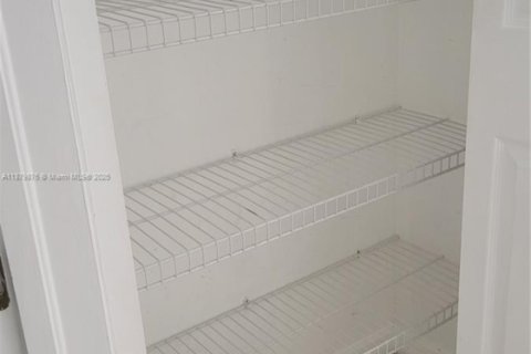 Condo in Dania Beach, Florida, 2 bedrooms  № 1921671 - photo 11