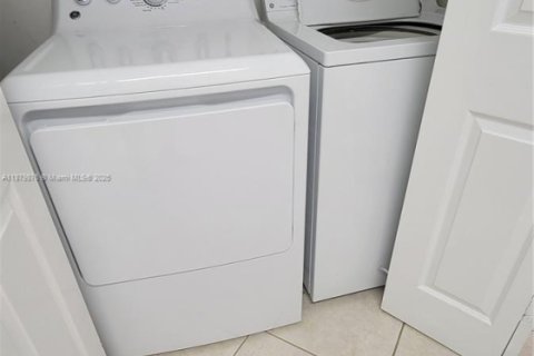 Condo in Dania Beach, Florida, 2 bedrooms  № 1921671 - photo 7