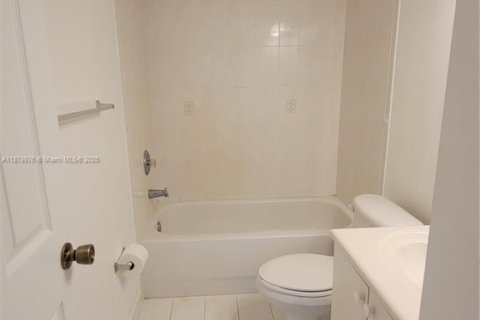 Condo in Dania Beach, Florida, 2 bedrooms  № 1921671 - photo 16