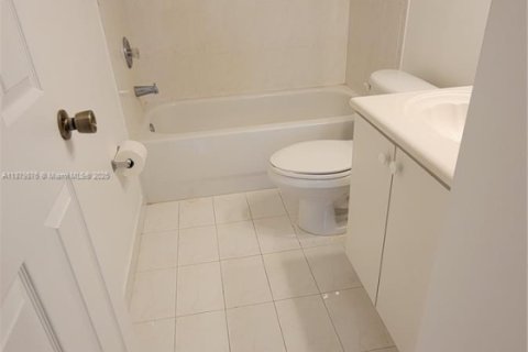 Condo in Dania Beach, Florida, 2 bedrooms  № 1921671 - photo 14