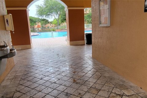 Condo in Dania Beach, Florida, 2 bedrooms  № 1921671 - photo 23