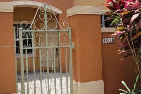 Condo in Dania Beach, Florida, 2 bedrooms  № 1921671 - photo 1