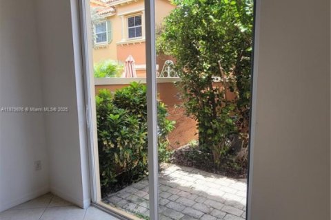 Condo in Dania Beach, Florida, 2 bedrooms  № 1921671 - photo 9