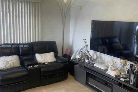 Commercial property in Miami, Florida 164.72 sq.m. № 1987370 - photo 3