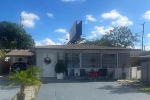 Immobilier commercial à vendre à Miami, Floride: 164.72 m2 № 1987370 - photo 1