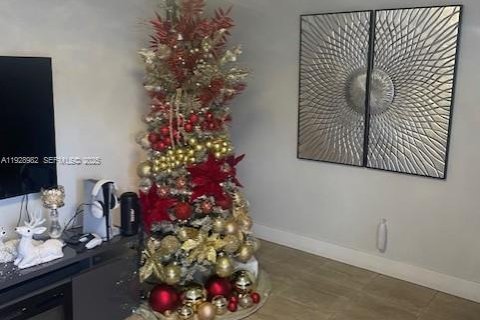 Commercial property in Miami, Florida 164.72 sq.m. № 1987370 - photo 2