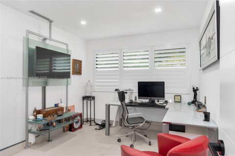 House in Miami Shores, Florida 4 bedrooms, 189.8 sq.m. № 1813835 - photo 17
