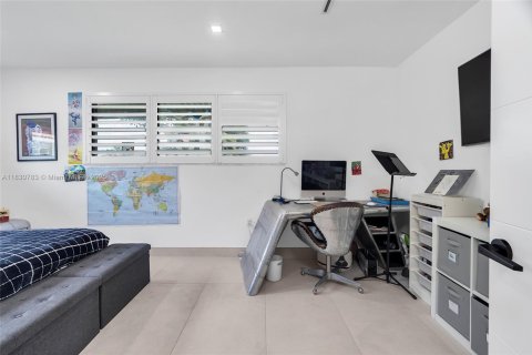 House in Miami Shores, Florida 4 bedrooms, 189.8 sq.m. № 1813835 - photo 30
