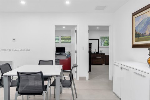 House in Miami Shores, Florida 4 bedrooms, 189.8 sq.m. № 1813835 - photo 14