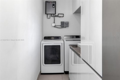 House in Miami Shores, Florida 4 bedrooms, 189.8 sq.m. № 1813835 - photo 15