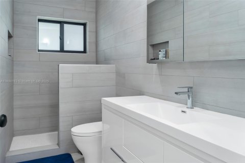 House in Miami Shores, Florida 4 bedrooms, 189.8 sq.m. № 1813835 - photo 23