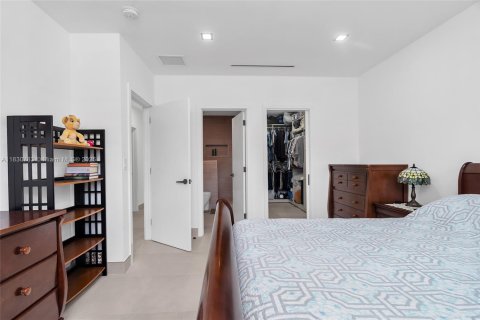 House in Miami Shores, Florida 4 bedrooms, 189.8 sq.m. № 1813835 - photo 26