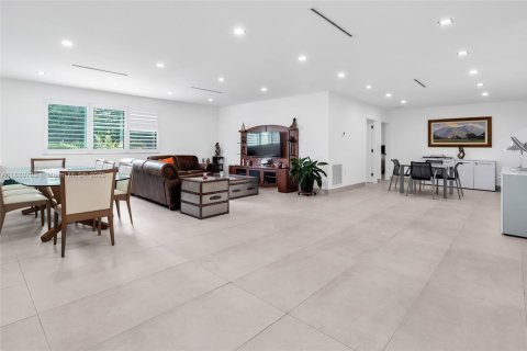 House in Miami Shores, Florida 4 bedrooms, 189.8 sq.m. № 1813835 - photo 5