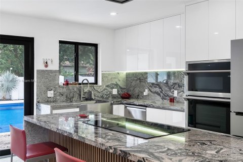 House in Miami Shores, Florida 4 bedrooms, 189.8 sq.m. № 1813835 - photo 13