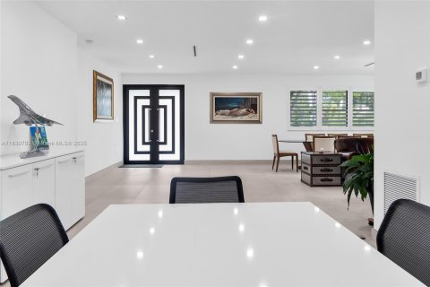 House in Miami Shores, Florida 4 bedrooms, 189.8 sq.m. № 1813835 - photo 6
