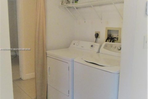Condominio en alquiler en Pembroke Pines, Florida, 2 dormitorios, 81.85 m2 № 2077452 - foto 9