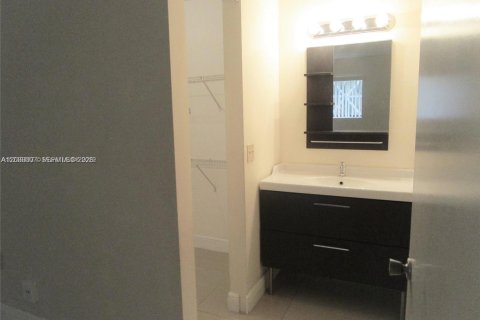 Condominio en alquiler en Pembroke Pines, Florida, 2 dormitorios, 81.85 m2 № 2077452 - foto 14