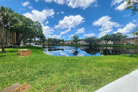 Condominio en alquiler en Pembroke Pines, Florida, 2 dormitorios, 81.85 m2 № 2077452 - foto 17