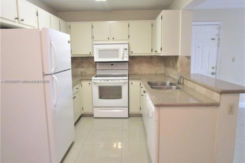 Condominio en alquiler en Pembroke Pines, Florida, 2 dormitorios, 81.85 m2 № 2077452 - foto 4