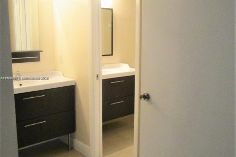 Condominio en alquiler en Pembroke Pines, Florida, 2 dormitorios, 81.85 m2 № 2077452 - foto 13