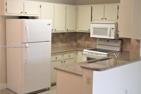 Condominio en alquiler en Pembroke Pines, Florida, 2 dormitorios, 81.85 m2 № 2077452 - foto 5