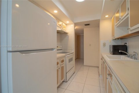 Condo in Sunny Isles Beach, Florida, 1 bedroom  № 2392763 - photo 12