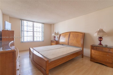 Condo in Sunny Isles Beach, Florida, 1 bedroom  № 2392763 - photo 17