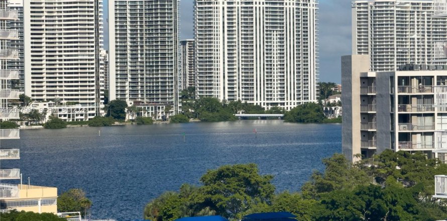 Condo in Sunny Isles Beach, Florida, 1 bedroom  № 2392763