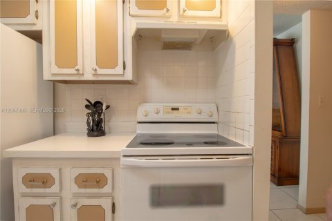 Condo in Sunny Isles Beach, Florida, 1 bedroom  № 2392763 - photo 14