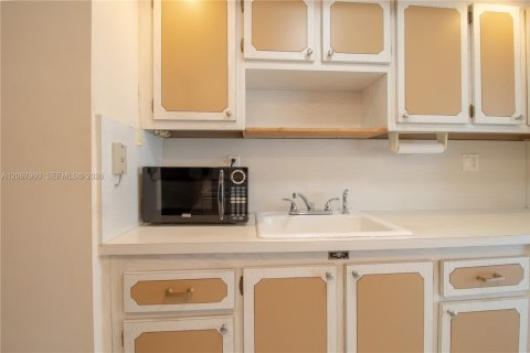 Condo in Sunny Isles Beach, Florida, 1 bedroom  № 2392763 - photo 13
