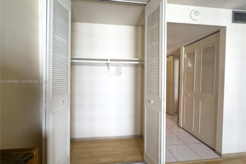 Condo in Sunny Isles Beach, Florida, 1 bedroom  № 2392763 - photo 28