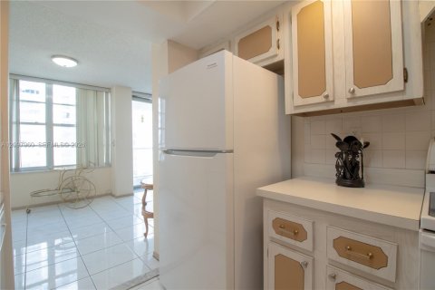 Condo in Sunny Isles Beach, Florida, 1 bedroom  № 2392763 - photo 15
