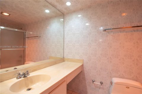 Condo in Sunny Isles Beach, Florida, 1 bedroom  № 2392763 - photo 22
