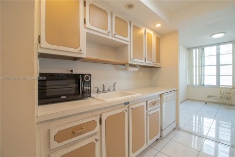Condo in Sunny Isles Beach, Florida, 1 bedroom  № 2392763 - photo 11