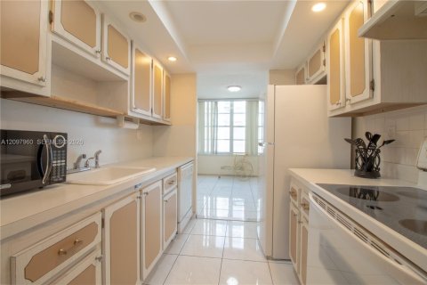 Condo in Sunny Isles Beach, Florida, 1 bedroom  № 2392763 - photo 10