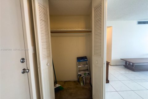 Condo in Sunny Isles Beach, Florida, 1 bedroom  № 2392763 - photo 24