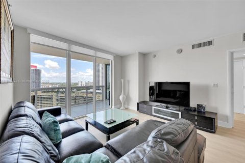 Condominio en alquiler en Hallandale Beach, Florida, 3 dormitorios, 145.95 m2 № 1888878 - foto 3