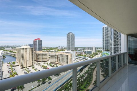 Condominio en alquiler en Hallandale Beach, Florida, 3 dormitorios, 145.95 m2 № 1888878 - foto 1