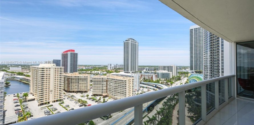 Condo à Hallandale Beach, Floride, 3 chambres № 1888878