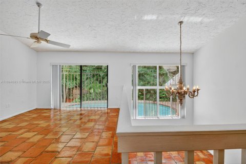 House in Miami, Florida 4 bedrooms, 177.72 sq.m. № 2013936 - photo 20