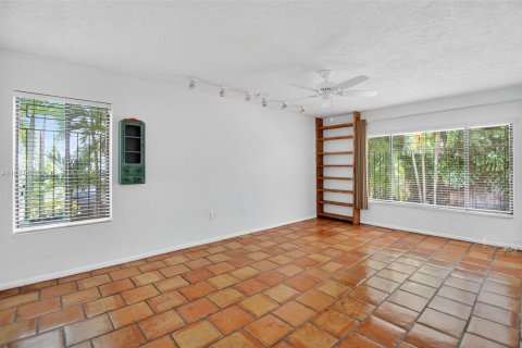 House in Miami, Florida 4 bedrooms, 177.72 sq.m. № 2013936 - photo 22
