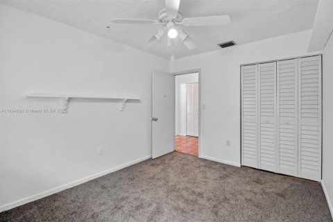 House in Miami, Florida 4 bedrooms, 177.72 sq.m. № 2013936 - photo 28