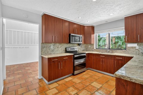 House in Miami, Florida 4 bedrooms, 177.72 sq.m. № 2013936 - photo 13