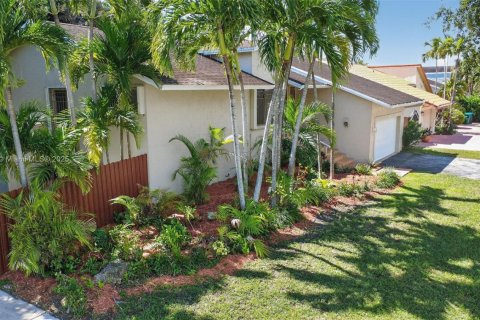 House in Miami, Florida 4 bedrooms, 177.72 sq.m. № 2013936 - photo 3