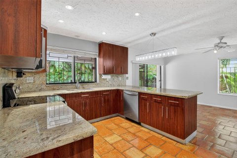 House in Miami, Florida 4 bedrooms, 177.72 sq.m. № 2013936 - photo 12