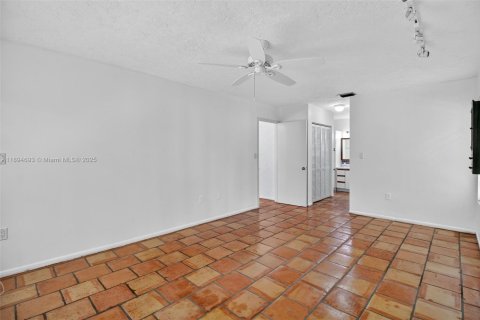 House in Miami, Florida 4 bedrooms, 177.72 sq.m. № 2013936 - photo 24